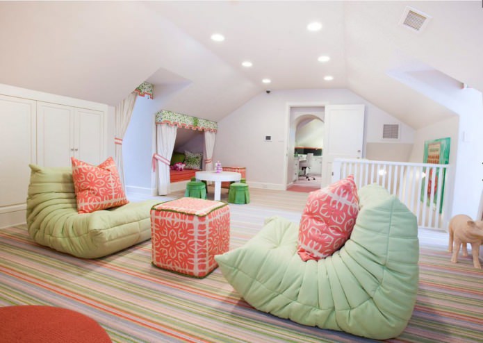 Quarto infantil no sótão