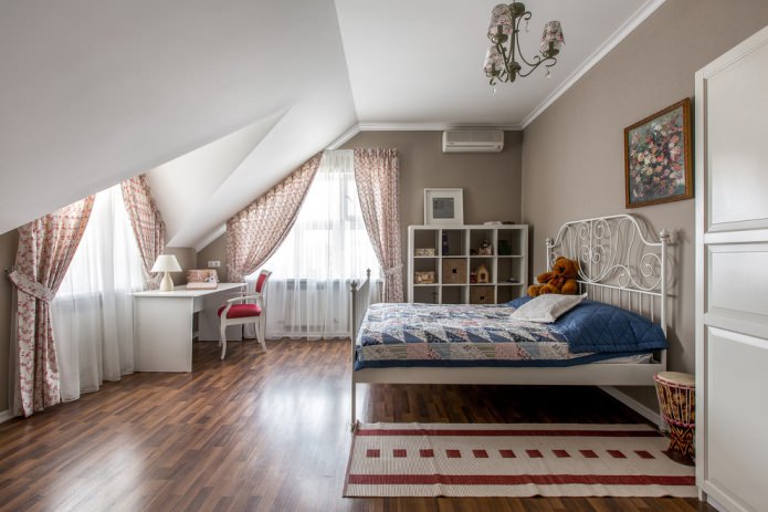 um quarto de sótão para uma menina em tons suaves