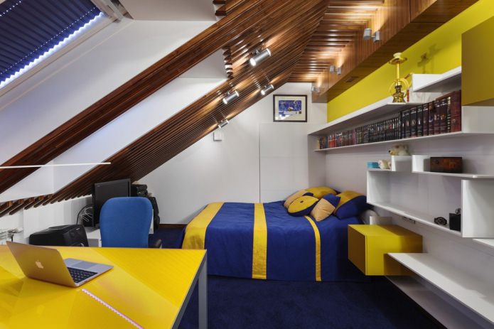 quarto com teto baixo no sótão