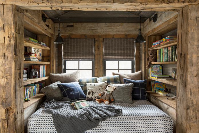 quarto aconchegante no sótão no estilo chalé