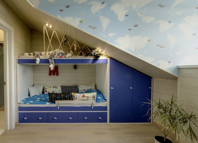 teto de sótão em quarto infantil