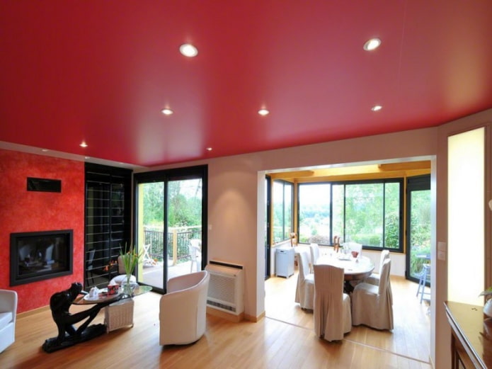 teto tenso vermelho no interior