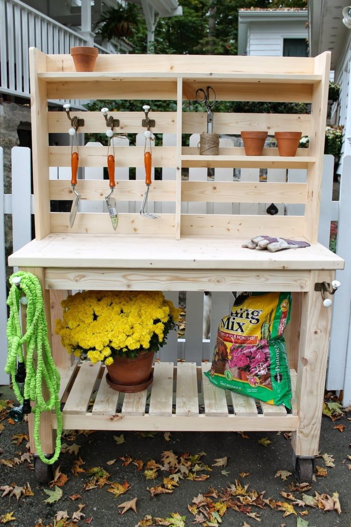 Prateleiras e mesa para a dacha