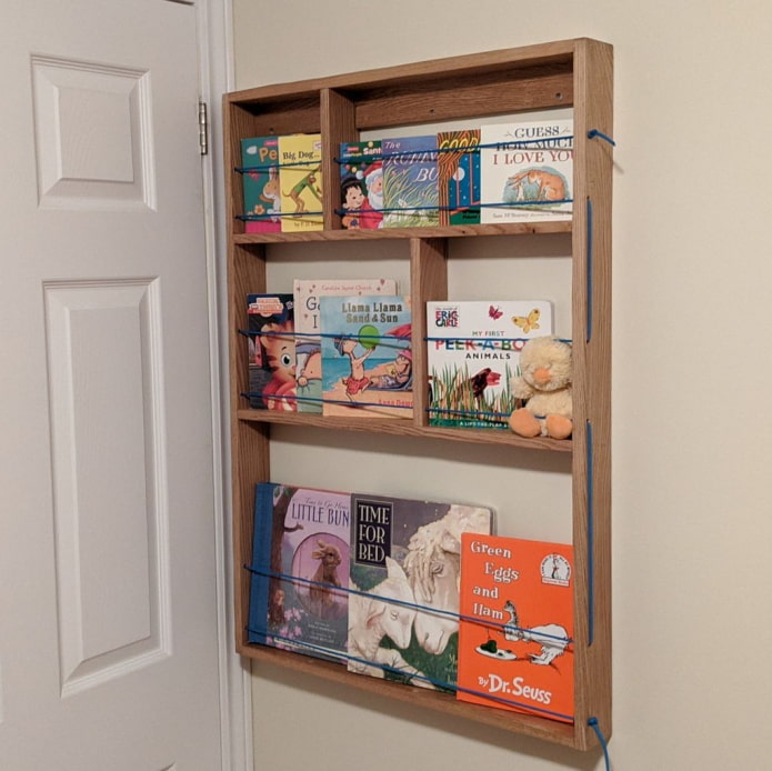 prateleira com livros didáticos