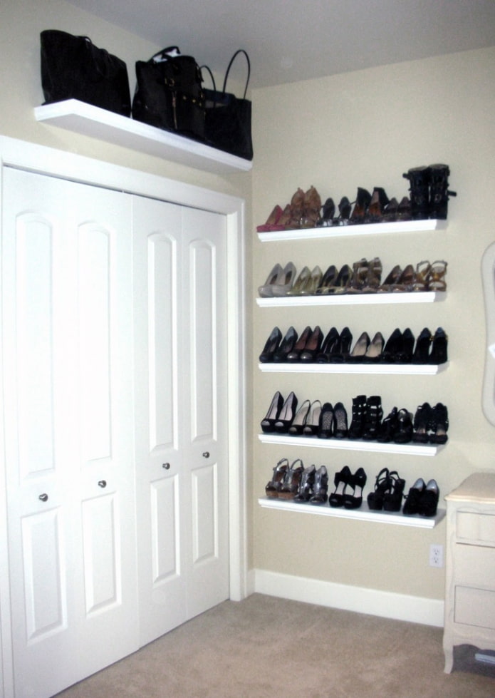 prateleiras de sapatos