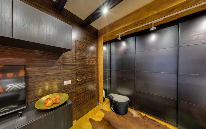 portas escondidas e parede com aparência de madeira