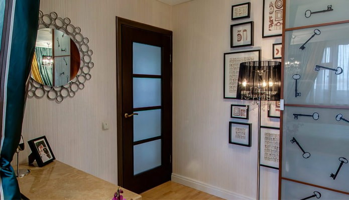 uma combinação de papel de parede claro com uma porta marrom escura com inserções de vidro