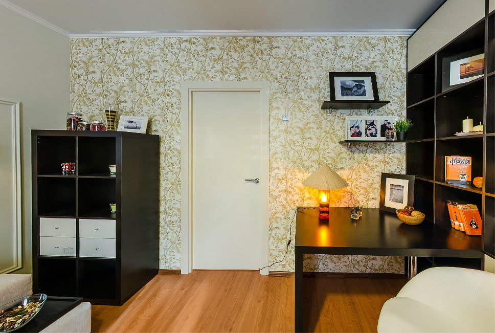uma combinação de papel de parede com laminado e portas
