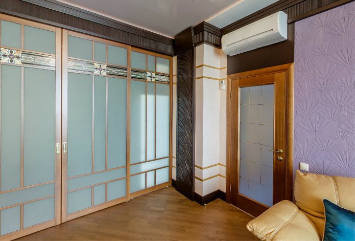 porta interna de madeira com inserções de vidro no interior
