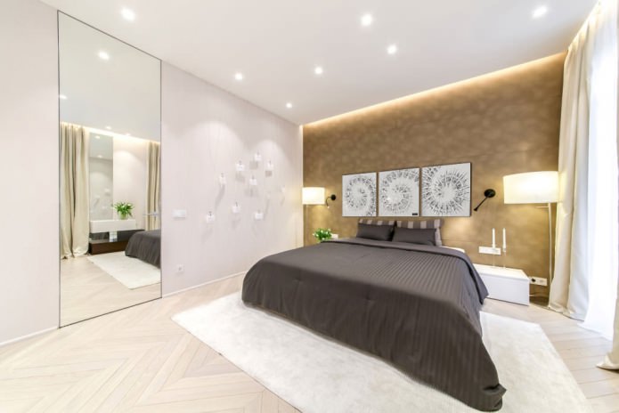 Pintura modular no interior de um quarto em branco