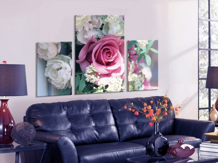 Quadro modular com rosas no interior da sala de estar