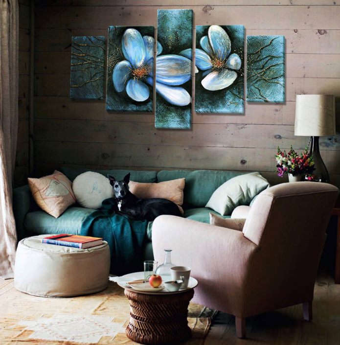Pintura modular com flores no interior da sala de estar