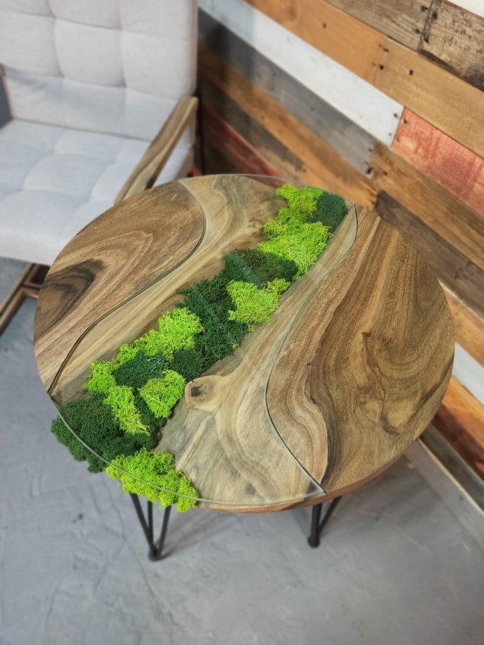 mesa de laje decorada com musgo