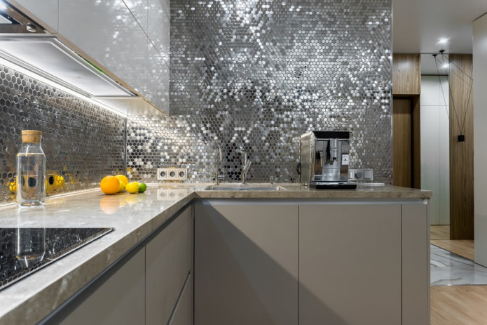 ladrilhos de mosaico metálico na cozinha