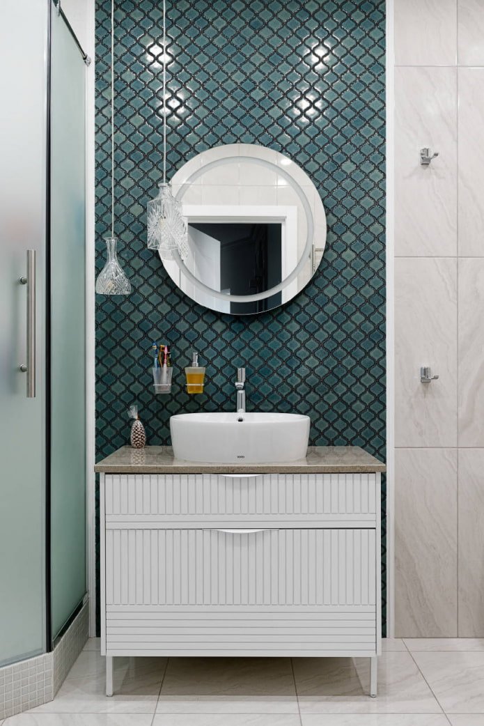 azulejos de mosaico figurados no banheiro