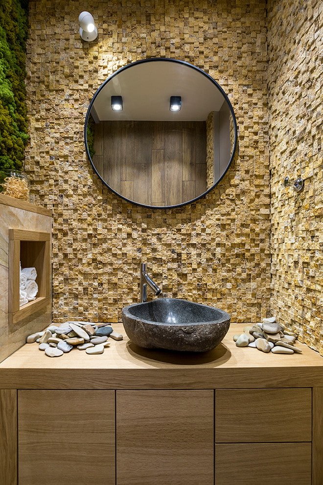 mosaicos de pedra no banheiro