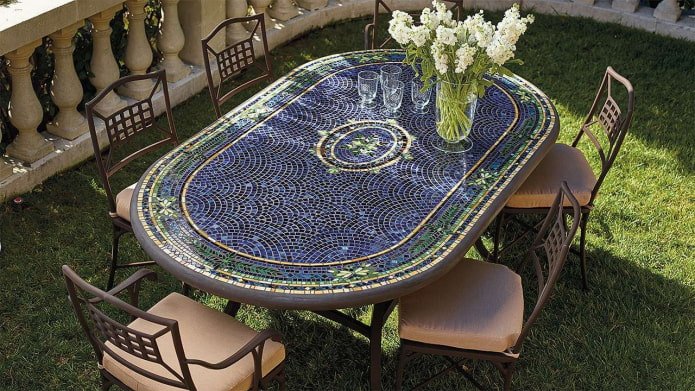 mesa de jardim com mosaico no exterior