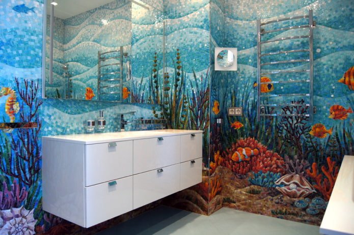 mosaico com padrão no interior do banheiro