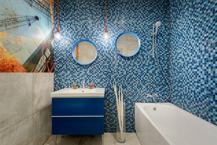 mosaico azul no interior do banheiro