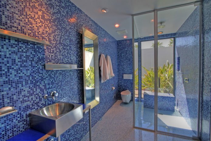 mosaico azul no interior do banheiro