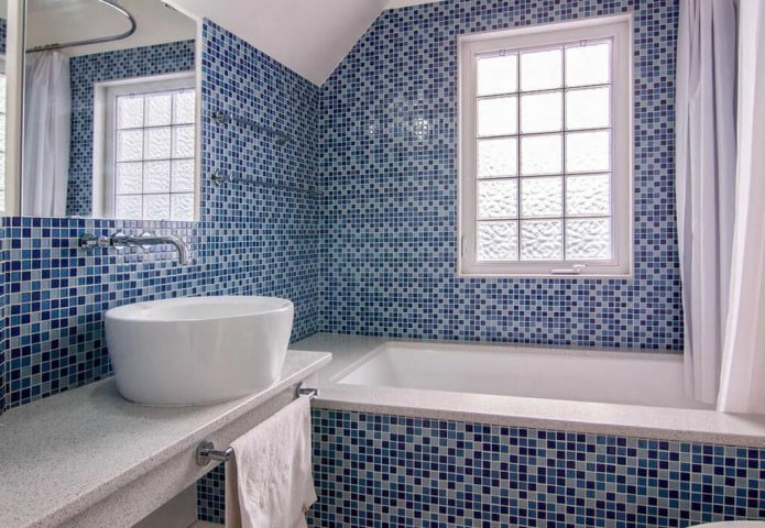 mosaico azul no banheiro interior