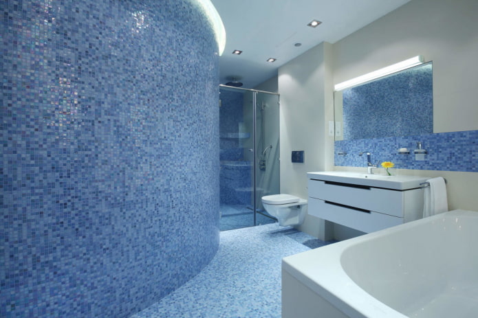 mosaico azul no interior do banheiro