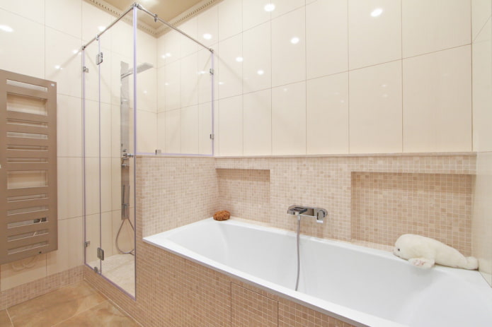 mosaico combinado com azulejos no banheiro