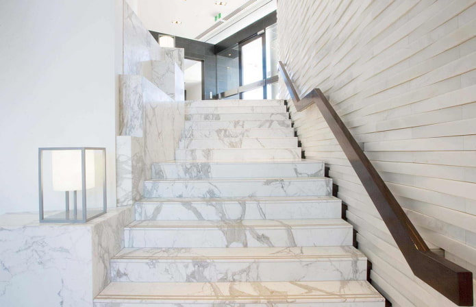 escada de mármore branco