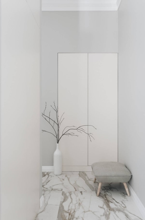 corredor em estilo minimalista