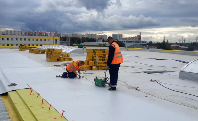 instalação de cobertura de membrana
