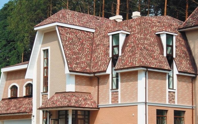 casa com telhas betuminosas variegadas
