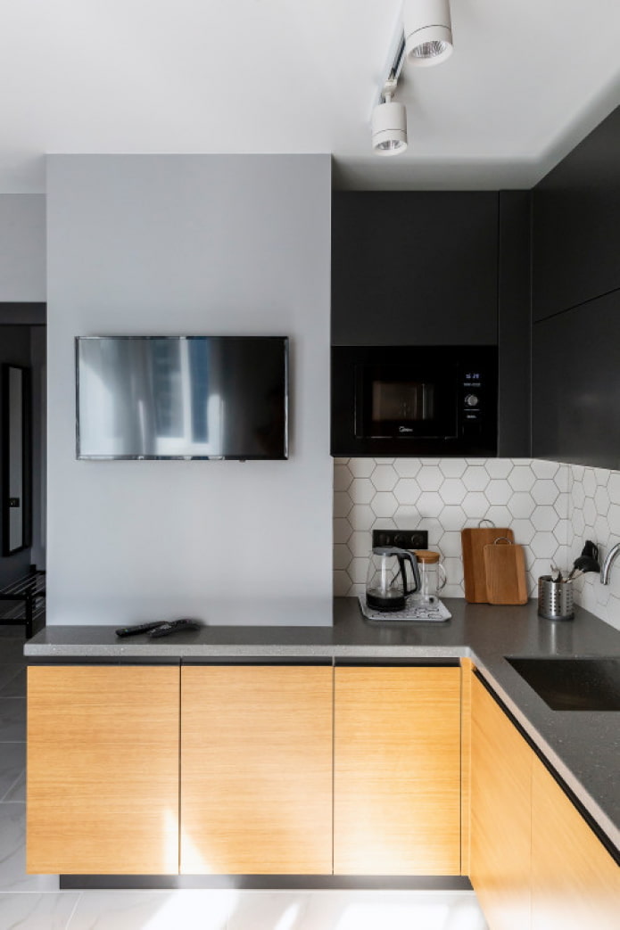 TV na parede da cozinha