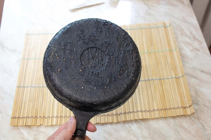 panela de ferro fundido com depósitos de carbono