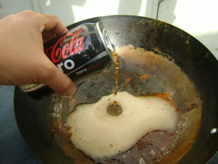 lavando uma frigideira com cola