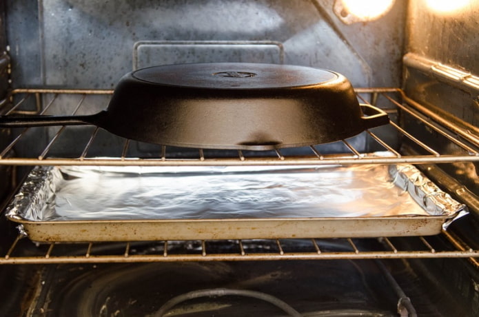 tempero uma frigideira de ferro fundido no forno