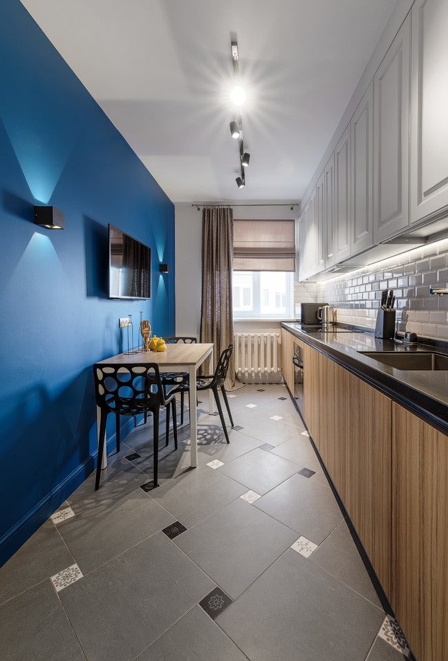 ladrilhos de piso com inserções decorativas no interior
