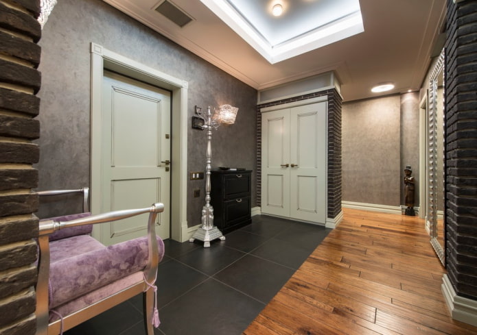 ladrilhos de piso em combinação com laminado no interior
