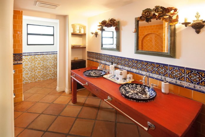 ladrilhos de piso no interior em estilo mediterrâneo