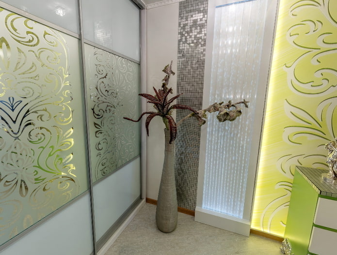 vaso alto em forma de lágrima com enchimento volumoso em forma de flores de tricô