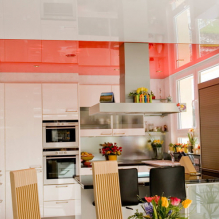 Variantes de design de tetos tensos na cozinha-17
