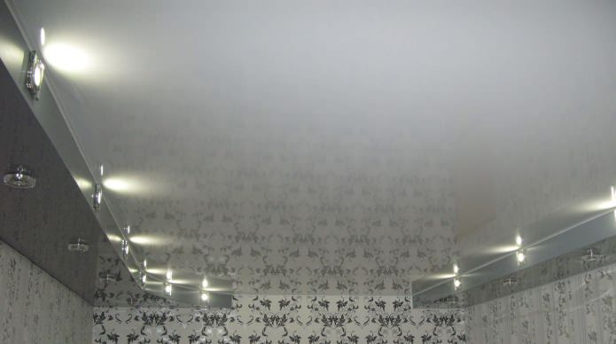 Iluminação na cozinha com teto falso