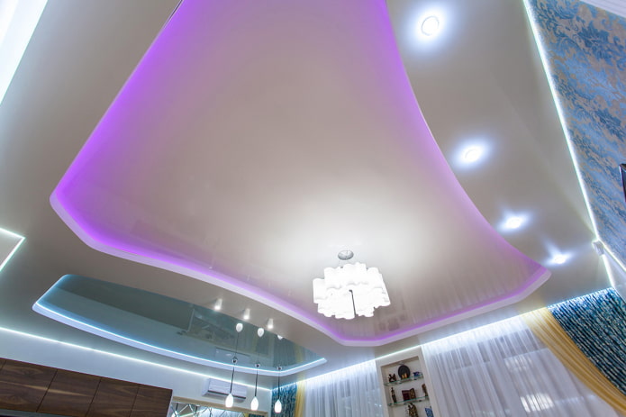 estrutura de teto com iluminação de fundo roxa