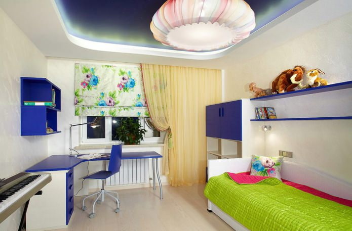 teto tenso de dois níveis em um quarto infantil