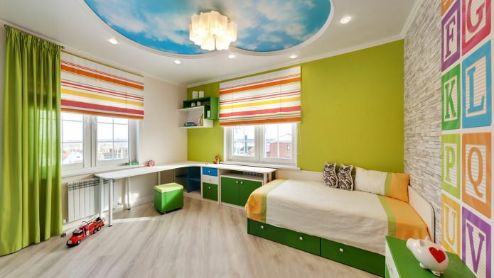Persianas romanas em um quarto infantil de canto