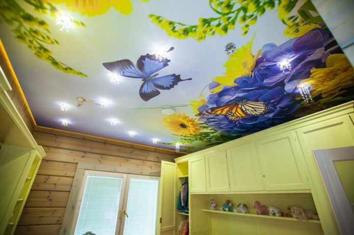 teto tenso com impressão de fotos no quarto das crianças