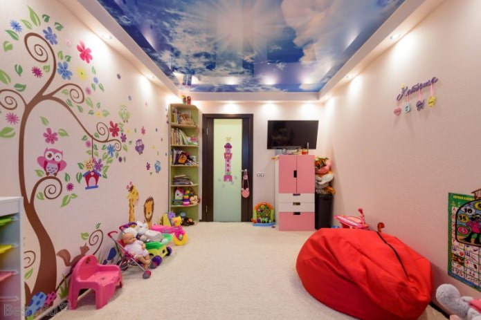 teto tenso em um quarto infantil