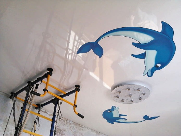 teto tenso com impressão de fotos no quarto das crianças