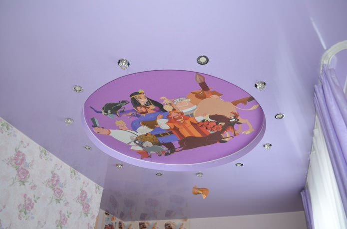 teto tenso com impressão de fotos no quarto das crianças