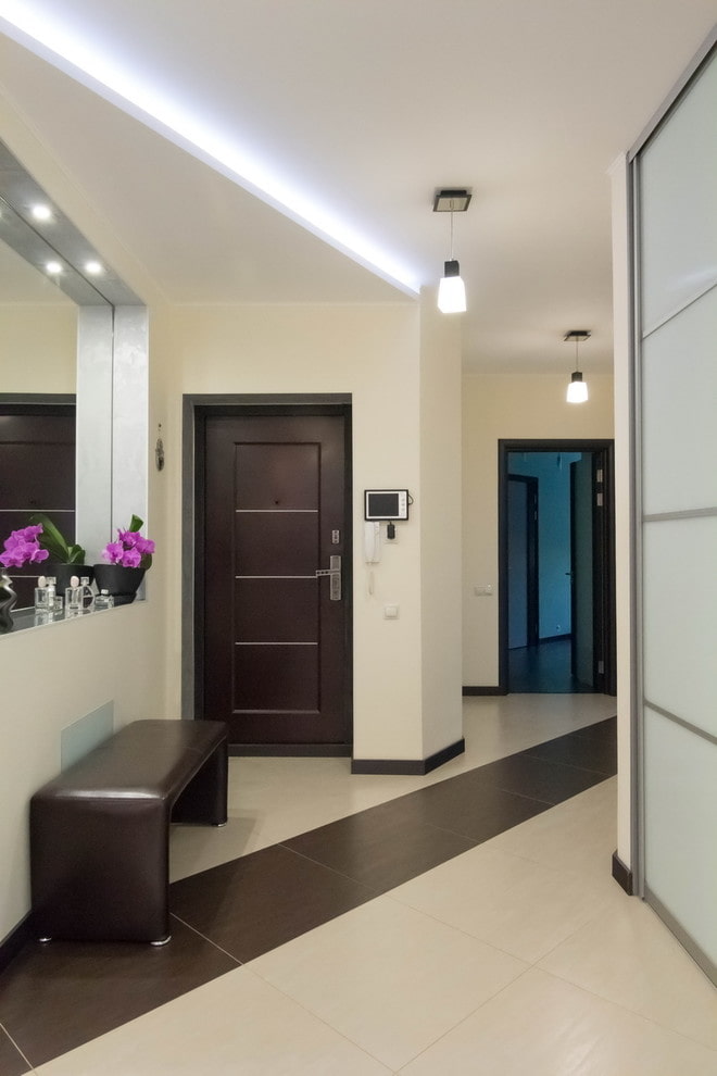 modelo flutuante no corredor