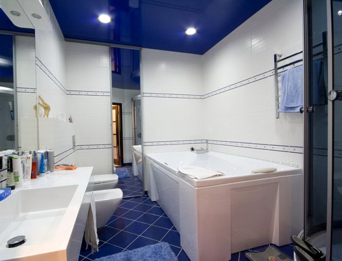 teto tenso azul no banheiro